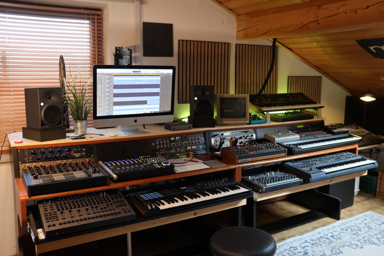 Studioübersicht mit Abhörplatz, Mischpulten und Synthesizern