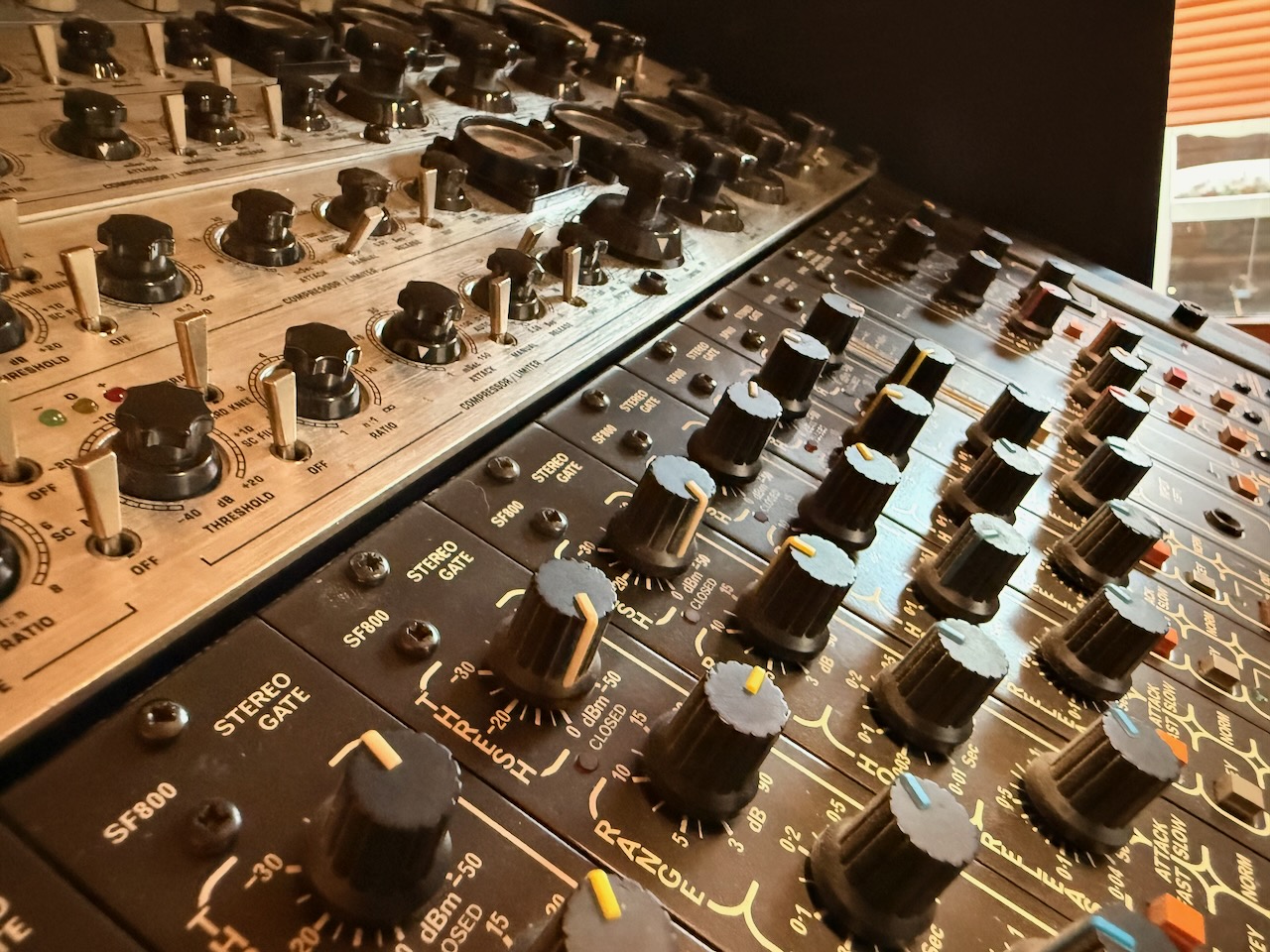 Detail der analogen Klangbearbeitung im Studio
